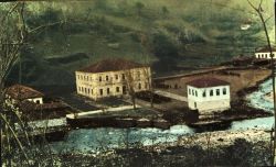 Το κτίριο της Κεντρικής Σχολής (Ημιγυμνάσιο Σουρμένων) στη θέση Χάνι - Σούρμενα Πόντου 