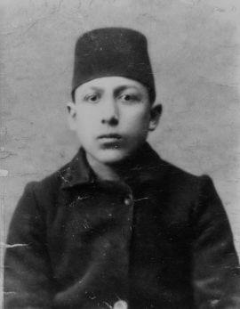 Ο Ιωάννης Σεραφείμ (1900 -1982), μαθητής 12 ετών, φορώντας φέσι. Τραπεζούντα 1912