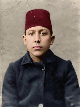 Ο Ιωάννης Σεραφείμ (1900 -1982), μαθητής 12 ετών, φορώντας φέσι. Τραπεζούντα 1912