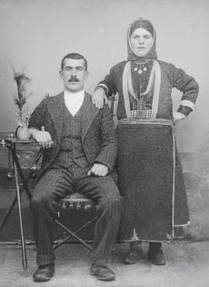 Χωριό Σέκεκλη της Γεωργίας, περίπου το 1910. Ο Τριανταφυλλίδης Ιωάννης και η Τσιριπίδου Ελένη. Έλληνες καταγόμενοι από τη Σάντα του Πόντου. 
