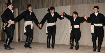 Χορευτικό τμήμα Μαυρόβατου Δράμας σε χορευτική εμφάνιση στο Καλλιμάρμαρο στάδιο Αθηνών το 1966 (Πρώτο Βραβείο - Δόρας Στράτου)