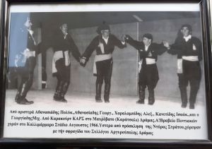 Χορευτικό τμήμα Μαυρόβατου Δράμας σε χορευτική εμφάνιση στο Καλλιμάρμαρο στάδιο Αθηνών το 1966 (Πρώτο Βραβείο - Δόρας Στράτου)
