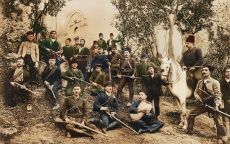 Κρώμνη - Ενορία Αληθινής - Παλληκάρια της Κρώμνης μπροστά στον Ιερό Ναό της Παναγίας του Καστρότοιχου πριν το 1920