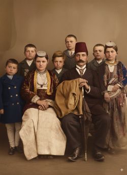 Κελόνσα Σουρμένων Πόντου 1910.  Σταύρος και Ελισάβετ Καλαντίδη με τα παιδιά τους Παναγιώτη, Λεωνίδα, Αφροδίτη, Πολυξένη, και Μιχάλη.