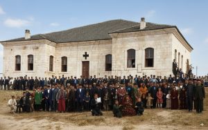 Τα Κεντρικά Ελληνικά Εκπαιδευτήρια του Άκ Δάγ Μαδέν. Φωτογραφία του 1908