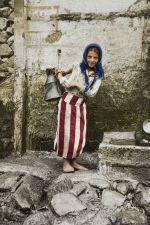 Μία νεαρή Οφίτισσα στη βρύση για νερό αρχές του 1900