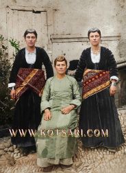 Τσίτη Άρδασας (Χαλδίας) Πόντου. Τρείς Ελληνίδες κόρες με τις επιχώριες παραδοσιακές τους ενδυμασίες
