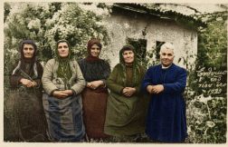  Κρωμναίες με τις παραδοσιακές τους ενδυμασίες 1923 με τα ευρωπαϊκά ρούχα η Αρκαδία Χ'' Παναγιωτίδου