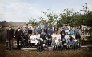 Μαθητές του Δημοτικού Σχολείου της Κρίμασκαγιας με τους δασκάλους τους. Δάσκαλοι, 2 όρθιοι αριστερά  Αδελφοί Κανελλόπουλοι (από τη Σπάρτη).