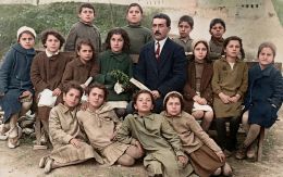 Μαθητές του δημοτικού σχολείου του Σότσι  με τον Πόντιο δάσκαλό τους 1932