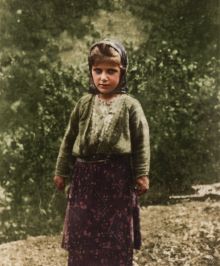 Ματσουκαία κόρη μικρής ηλικίας με την επιχώριο παραδοσιακή χωρική της ενδυμασία 