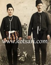 Νέοι Νικοπολίτες (Έλληνες) σε αναμνηστική φωτογράφηση σε στούντιο της εποχής