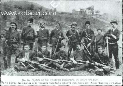 Νέοι Έλληνες Πόντιοι ένοπλοι ζιπκοφόροι στον Άγιο Ιωάννη της Ίμερας του Πόντου 