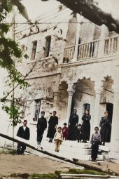 Οικία Μιχαήλ Εφραιμίδη (Μιχαήλ Αγά) στο Άκ Δάγ Μαδέν το 1920 το λαμπρότερο κτίριο του Μαδέν. Ο μικρός το κέντρο είναι ο μετέπειτα υποψήφιος δήμαρχος Αθηνών Βασ. Εφραιμίδης