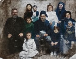 Οικογένεια Ελλήνων των Κοτυώρων σε αναμνηστική φωτογράφηση πριν το 1900