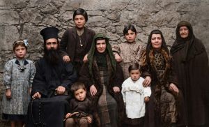 O πατέρας Κωνσταντίνος Ιωσηφίδης εφημέριος της ενορίας Σαμανάντων της Κρώμνης φωτογραφίζεται το 1929 με την μητέρα, την σύζυγο, τα παιδιά και την οικονόμου του