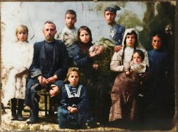 Χωριό Βεζίνκϊοι, Καρς, 23.4.1911. Η οικογένεια του Αβραάμ και της Ανατολής Βαρενίδη. Τα παιδιά Ιακώβ, Ισαάκ, Μαγδαληνή, Χαράλαμπος. Ο μικρός στην αγκαλιά της Ανατολής είναι ο Βασίλης Τραντίδης. Ο Ισαάκ ήταν αξιωματικός του τσαρικού στρατού στις προμήθειες και τον εφοδιασμό. Η Μαγδαληνή ήταν η μητέρα του Βασιλή Τραντίδη
