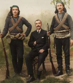 Οπλίτες ενορίας Ζουρνατσάντων. Από αριστερά: Πηλείδης Γεώργιος, Πηλείδης Θεόδωρος, Πηλείδης Ισαάκ, 1905. Φωτογραφία Jenny Mavrou