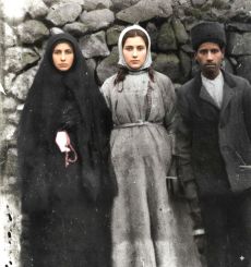 iΠακίρ Ματέν Νομός Γιαρβετσίρ Μεσοποταμίας. Ο Νίκος Κάτσικας με τη μητέρα και την αδελφή του