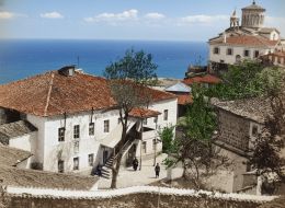 Το παλιό μέγαρο του περιώνυμου παλιού Ελληνικού Φροντιστηρίου της Τραπεζούντας του Πόντου και ο Μητροπολιτικός Ναός του Αγίου Γρηγορίου Νύσσης