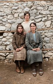 Χαλβά Ματέν 1921 - Η Πασαλίδου Μαρία γεν 1902, η Πασαλίδου Παρθένα γεν 1914 και η Συμεωνίδου Αρετή, πεθερά της Παρθένας