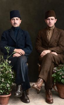 Περίοδος 1920. Ο σύζυγος της Ακριτίδου Σιδηροπούλου Μαρίκας, Δήμος Ακριτίδης  πριν τον γάμο τους φωτογραφίζεται σε φυσικό χώρο
