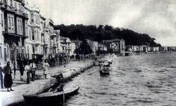 Άποψη του λιμένα της Πουλαντζάκης του Πόντου και της παραθαλάσσιας οδού