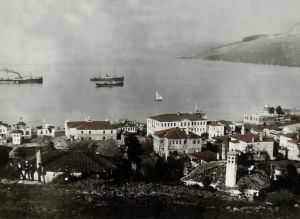  Τμήμα της πόλεως της Ριζούντας (Ριζαίον) με φόντο το λιμάνι στη Μαύρη Θάλασσα