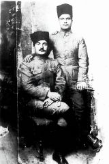 Χωρίον Χαλβά Ματέν Παϊπούρτης 1920 -&nbsp;Καθιστός ο Σωκράτης Κ. Πασαλίδης (και άλλος άγνωστων στοιχείων)