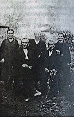 Τα αδέλφια Νικόλαος και Ηλίας Εμμανουηλίδης με τις συζύγους τους και με μια συγγενή τους.  Από το Ασαρτσ̌ούκ Νικόπολης στα Κύργια Δράμας.
