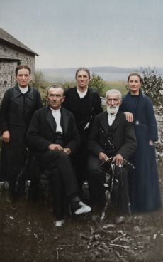 Τα αδέλφια Νικόλαος και Ηλίας Εμμανουηλίδης με τις συζύγους τους και με μια συγγενή τους.  Από το Ασαρτσ̌ούκ Νικόπολης στα Κύργια Δράμας.
