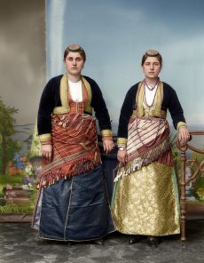 Ελληνίδες της Κερασούντας με τις παραδοσιακές τους ενδυμασίες (ζουπούνας) περί το 1900