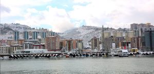 Η παραλιακή χιονισμένη πόλη της Γέμουρας (Yomra) σήμερα