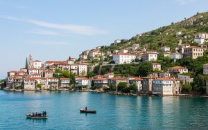 Η παράλια πόλις της Κερασούντας με το καμπαναριό του Ιερού Ναού της Μεταμόρφωσης του Σωτήρος και το μνημείο του Καπετάν Γιώργη πασά Κωνσταντινίδη