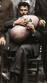 Ακριβόπουλος Κοσμάς γεννημένος το 1912 στην ενορία Ζουρνατσάντων της Σαντάς 