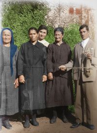 Η Μέλπω Μερλιέ τρίτη από αριστερά με τους τραγουδιστές από την Ινέπολη και τον Γιώργο Καμπουριαννίδη στη λύρα. Αθήνα 1931.