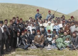 Προσκυνητές στην Ιερά Μονή του Αγίου Ιωάννη Βαζελώνα. Στο κέντρο ο ηγούμενος της Μονής Αρχιμανδρίτης Πανάρετος