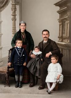 Ο Αλέξιος (Αλέξανδρος) Ακριτίδης με την Κλειώ και τα παιδιά του, Παναγιώτη (δεξιά), Θεόδωρο (αριστερά) και το μωρό Γεώργιο 1889 εκ Λυκάστ' Κρώμνης Πόντου
