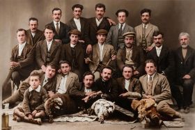 Αναμνηστική φωτογράφηση Σανταίων - στην δεύτερη σειρά τρίτος απο αριστερά ο Καπετάν Ευκλείδης Κουρτίδης