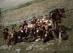 Προσκυνητές επιστρέφουν απο το πανηγύρι της Παναγίας Σουμελά κοντά στην περιοχή "Νερό του Καβελάκ".