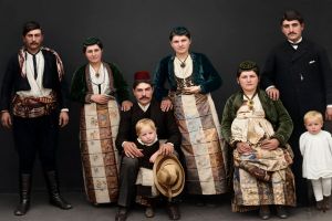 Αναμνηστική φωτογράφηση της αστικής οικογένειας του Σταύρου Γεωργιάδη - Πόντος 1911