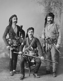 Τρεις ένοπλοι ζιπκοφόροι με την λάζικη φορεσιά του Πόντου - Τραπεζούντα δεκαετία 1890 Τρεις ένοπλοι ζιπκοφόροι με την λάζικη φορεσιά του Πόντου - Τραπεζούντα δεκαετία 1890