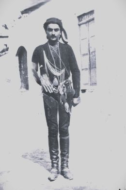 Νεαρός άνδρας της Τραπεζούντας το 1920 με την επιχώριο λάζικη ζίπκα