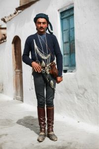 Νεαρός άνδρας της Τραπεζούντας το 1920 με την επιχώριο λάζικη ζίπκα