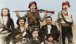 Ένοπλοι Έλληνες Σανταίοι του Πιστοφάντων σε αναμνηστική φωτογραφία 1910