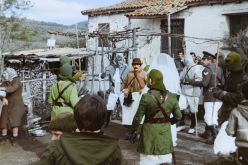 Στιγμιότυπο του θιάσου των Μωμόγερων στην Ελλάδα